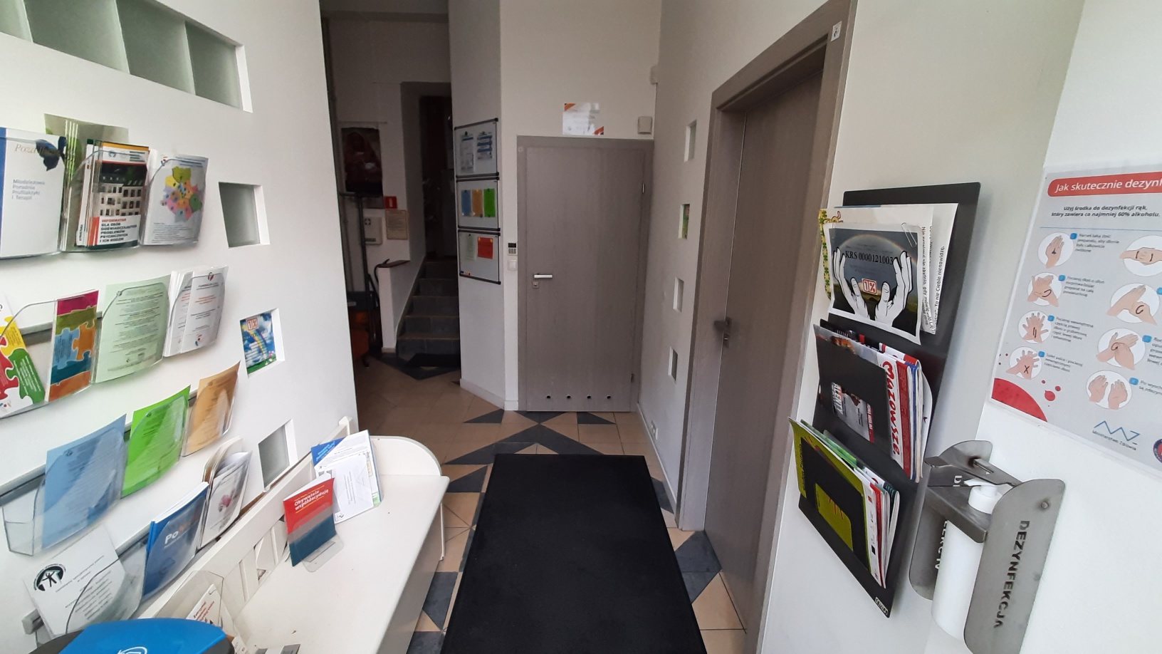 korytarz z wejściem do toalety i sali do zajęć